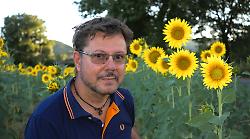 Un b&b ispirato alla lettura, un romanzo fra santi e cantautori: dal Trentino all'Umbria l'avventura di Marco Pontoni