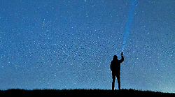 Stelle cadenti in ritardo, la vera notte per ammirare lo spettacolo. Tutti con lo sguardo verso il cielo per le Perseidi