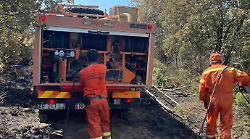 Domato l'incendio nella collina di Talzano. Lanci d'acqua con l'elicottero,  fiamme spente nella notte