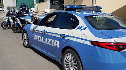 Truffa del falso incidente, colora il paraurti dell'auto per raggirare un anziano: 18enne di Arezzo finisce in manette. Denunciata la fidanzata