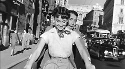 Quando Audrey Hepburn divenne un'icona. Tutto sul famoso look di Vacanze romane