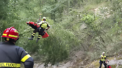 Scivola in un dirupo: soccorsa con l'elicottero dei vigili del fuoco