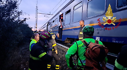Treno bloccato da un guasto poco dopo la stazione di Terontola: trainato con un locomotore. Intervento per prestare assistenza ai passeggeri
