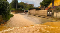 Arezzo sott'acqua: allagati sottopassi (anche quello nuovo di zecca al Baldaccio) con auto boccate, ospedale, strade e scantinati