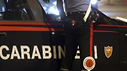 Furto in casa e sparatoria in strada: caccia ai ladri che speronano i carabinieri e fuggono in A1