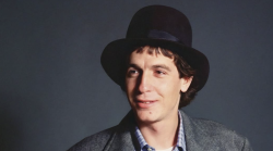 Rino Gaetano, l'omaggio della Treccani al cantautore che ha sfidato il tempo con sarcasmo e coraggio. Un’anima libera tra ironia e verità