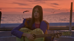 Lucio Corsi, concerto sul mare a bordo di un peschereccio. Il colpo a sorpresa del cantautore maremmano. Tutti pronti per Porto Ercole. E il fan club cresce ancora