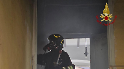 Incendio distrugge gli interni di un alloggio: palazzina dichiarata inagibile