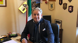 Il sindaco fa gli auguri porta a porta. Suona il campanello e consegna il biglietto di Natale