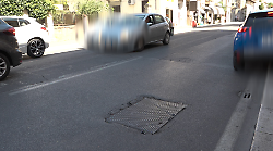 Tombini della telefonia troppo rumorosi sulla strada, la gente non dorme e protesta