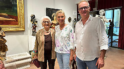La diplomatica Elisabetta Belloni in visita alle bellezze in mostra a Cortonantiquaria