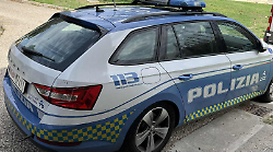 Diciottenne senza patente teme di essere rimproverato dal padre e sperona tre auto della polizia stradale: arrestato