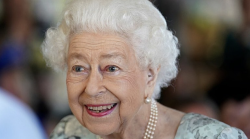 La Range Rover di Elisabetta II battuta all’asta per 156.000 sterline: scopri gli accessori unici e la storia dell'auto