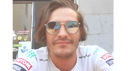 Attesa per il funerale di Fabio morto con la moto a 42 anni. Il ricordo commosso del fratello