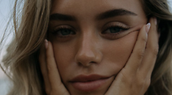 Jannik Sinner, lo sguardo che lo ha fatto innamorare. Chi è Laila Hasanovic, la modella bellissima ed elegante
