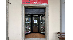 Negozio della Fondazione Monnalisa con vestiti per bambini a prezzi da occasione con scopi benefici