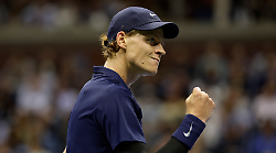 Jannik Sinner stratosferico: parte forte, soffre e subisce, lotta e alla fine supera Auger-Aliassime. E ora in finale Carlos Alcaraz