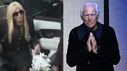 Donatella Versace, fiori bianchi per l’ultimo saluto a Giorgio Armani