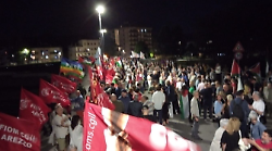 Ponte gremito per il sit in a sostegno della missione umanitaria che vuol portare aiuti nella Striscia di Gaza