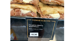 La stangata in autostrada, panino prosciutto e mozzarella quasi 11 euro. Esplode la protesta sui social