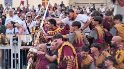 Il mondo della Giostra stavolta va al contrario: Porta del Foro da ultimo a primo. L'alfabeto del Saracino