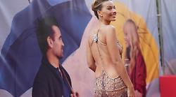 Margot Robbie rilancia il naked dress in Armani: ecco come si è evoluto il capo scandaloso fino ad oggi