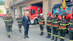 Arrivano i rinforzi per i vigili del fuoco. La visita del sottosegretario Prisco