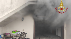 Fiamme nel garage, il fumo invade la casa: in salvo coppia di anziani. Intervento dei vigili del fuoco