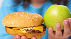 Scuola, merende spazzatura negli zaini dei bambini. Un alunno su quattro è obeso o sovrappeso