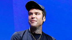 Sinner e Hitler? Il paradosso tossico di Fedez che affonda la satira. Le assurde parole su Carlo Acutis, Papa e De Martino
