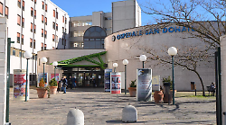 Uomo dà in escandescenze davanti all'ospedale, inveisce e agita bottiglia: interviene la polizia