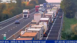 Coda di 5 km in A1 per auto ribaltata: lunedì mattina difficile nel tratto aretino in direzione sud