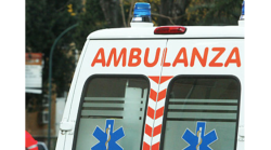 Auto si sfrena nel piazzale di casa: donna si frattura una gamba