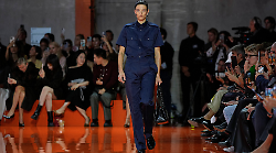 Prada, il corpo si libera e scrive la sua moda. La collezione primavera estate 2026