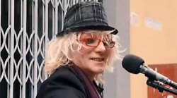 Maya, artista di strada cacciata dal centro storico di Arezzo: "Cittadini intolleranti, io con questo lavoro ci vivo"