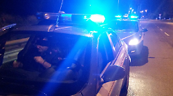 Due fratelli sorpresi a rubare nelle auto parcheggiate ad Arezzo: arrestati dalla Polizia