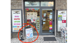 Singolare furto all'edicola: rubano la civetta (porta locandine): appello dei titolari