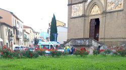 Ambulanze e polizia municipale a Saione davanti alla chiesa per risolvere il caso del clochard