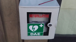 Nuovo defibrillatore nel centro di Arezzo: donato da un privato, sarà installato lungo il percorso delle scale mobili