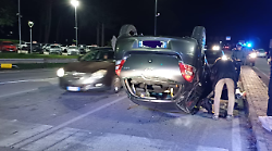 Schianto tra due auto all'incrocio, una si ribalta: tre persone coinvolte di cui una portata in ospedale