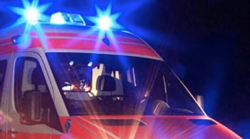 Uomo di 43 anni ferito nello scontro in motorino con un'auto