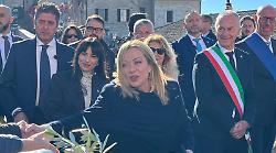 Assisi celebra San Francesco: l’arrivo della premier Giorgia Meloni accolta dai bambini con ramoscelli d’ulivo