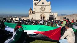 Assisi, manifestazione pro Palestina davanti alla Basilica: silenzio e bandiere per la Global Sumud Flotilla