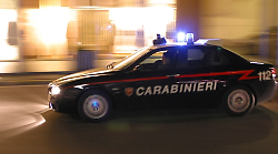 Rissa nella notte in strada: arrivano le forze dell'ordine, una ventina gli identificati