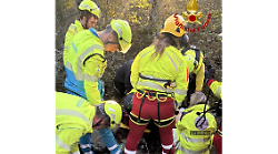 Moto precipita nella scarpata e si incendia: uomo riporta fratture e ustioni