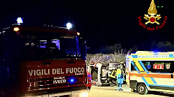 Auto si ribalta su un fianco, soccorsi al conducente e i vigili del fuoco scongiurano l'incendio del veicolo