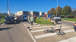 Scontro in bicicletta in via dei Carabinieri, ciclista ferito portato in ospedale 