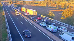 Code fino a 10 chilometri per un mezzo in avaria. In A1 riaperta la corsia sud tra Arezzo e Monte San Savino, ancora chiuso il tratto in direzione di Firenze