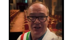Cinque sindaci nello spot per il Festival della Scienza. La mummia, lo scarpone dell'astronauta, il campione di memoria