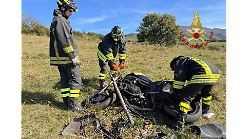 Moto esce di strada, abbatte recinzione e finisce nel campo: 21enne ferito
